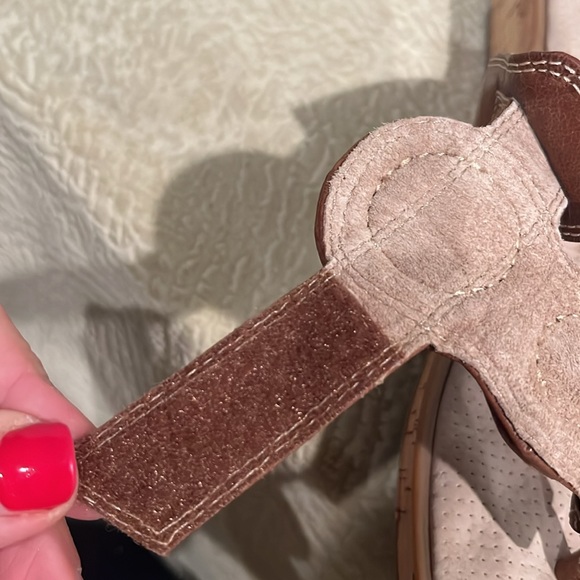 Softwalk sandals comfy. Great walking sandal with Velcro for great fit/comfort - Picture 7 of 10